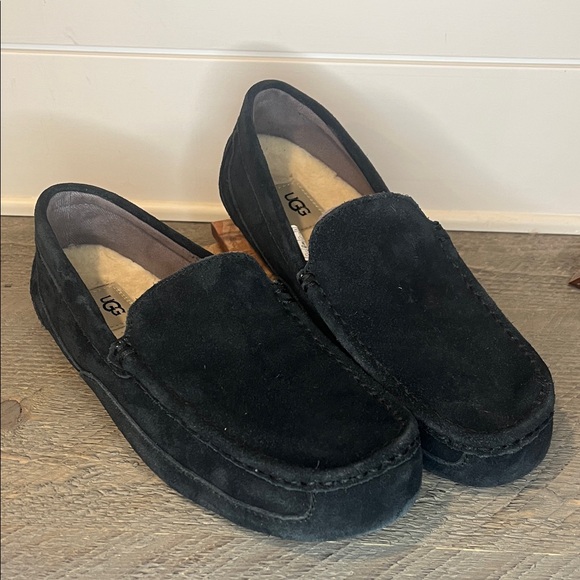 UGG Men's Ascot Classic Black Slippers - Picture 1 of 6